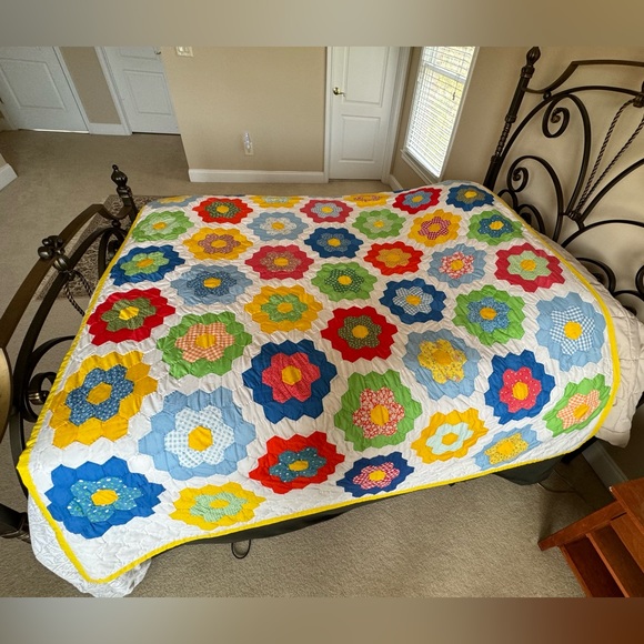 Rare Vintage 1920’s Grandmother’s Flower Garden Hand Stitched 92”x72” Quilt - Picture 4 of 15